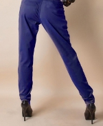 Pantalon bleu/noir/rouge et ceinture léopard